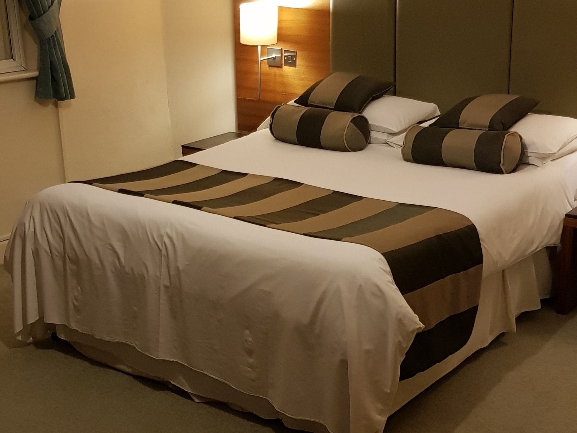 The Bull Hotel Downton  Екстер'єр фото